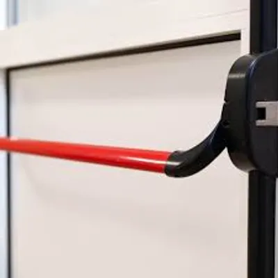 Puerta de vidrio de una oficina con cerradura electrónica.