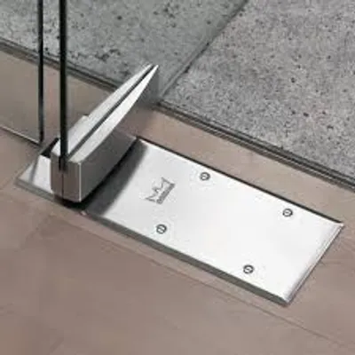 Puerta de vidrio tipo Blindex con su cerradura de piso.